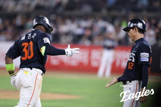 8회 쐐기 홈런을 친 페라자. / 사진=연합뉴스