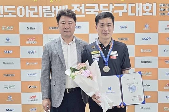 ‘2026 진도아리랑배 전국3쿠션대회’ 남자1쿠션에서 준우승을 차히잔 차명종(오른쪽)이 진도당구연맹 김연일 회장과 기념촬영하고 있다. (사진=대한당구연맹)