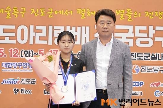 전국당구대회 첫 준우승을 차지한 전정빈이 진도당구연맹 김연일 회장과 포즈를 취하고 있다.