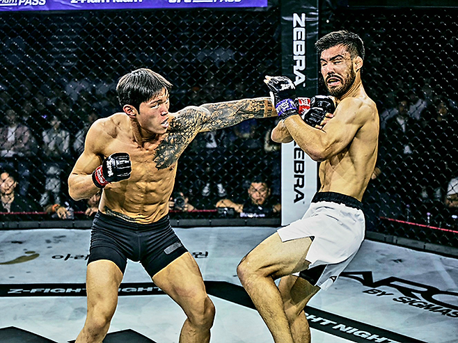 초대 블랙컴뱃 웰터급 챔피언 최준서가 2026년 5월 서울올림픽핸드볼경기장 Z-Fight Night 04 메인카드 제5경기에서 UFC 4경기 조시 마이클 퀸란을 공격하고 있다. ‘코리안 좀비’ 정찬성 대표의 ZFN은 UFC Fight Pass를 통해 중남미 제외 글로벌 생중계된다. 사진=MCP ECC
