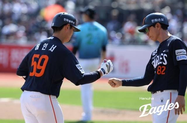 허인서가 16일 KT전에서 홈런을 친 뒤 기뻐하고 있다. 사진=한화 제공