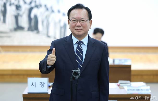 김부겸 더불어민주당 대구시장 예비후보가 14일 오전 대구 서구 대구시선거관리위원회에서 6·3 지방선거 대구시장 후보자 등록을 마친 뒤 기념촬영을 하고 있다. / 사진=뉴시스