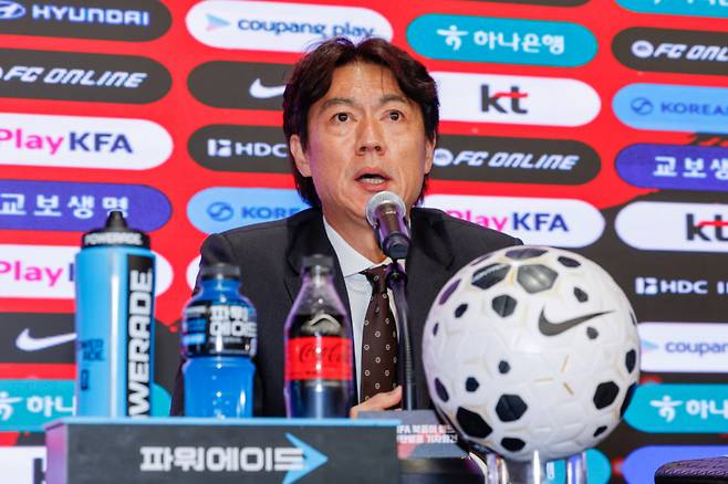 홍명보 감독이 16일 오후 서울 종로구 KT온마당에서 2026 FIFA 북중미 월드컵 대한민국 축구대표팀 최종 명단을 발표, 취재진 질의에 답하고 있다/사진=뉴스1  Copyright (C) 뉴스1. All rights reserved. 무단 전재 및 재배포,  AI학습 이용 금지. /사진=(서울=뉴스1) 안은나 기자