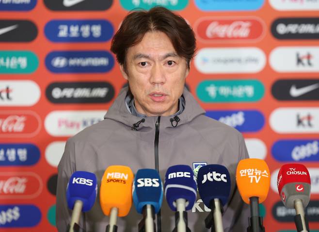 16일 홍명보 감독은 기자회견을 통해 2026년 FIFA 북중미 월드컵의 선수 명단을 공개한다. 사진은 지난 4월2일 유럽 원정 A매치 일정을 소화하고 인천공항을 통해 귀국해 취재진의 질의에 답하는 홍명보 감독. /사진=뉴스1
