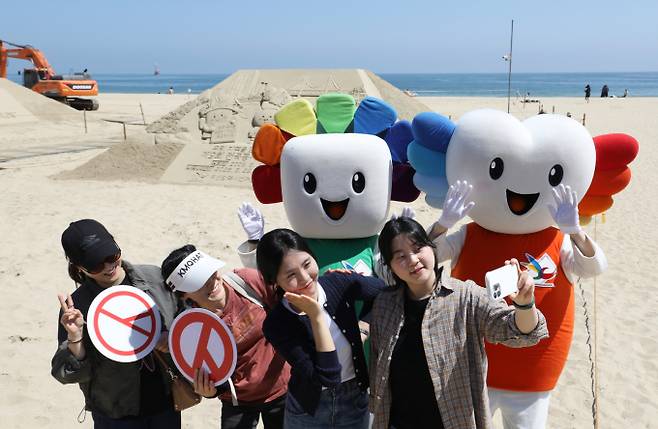 오는 6월3일 제9회 전국동시지방선거와 함께 진행될 국회의원 재보궐 후보자 1인당 평균 재산이 21억원으로 집계됐다. 사진은 지난 13일 오후 부산시 선거관리위원회 관계자들이 해운대해수욕장에서 6·3 지방선거 투표 참여 홍보 캠페인을 벌이는 모습. /사진=뉴스1