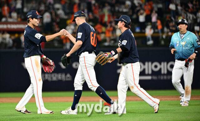 2026년 5월 15일 오후 경기도 수원KT위즈파크에서 열린 '2026 신한 SOL KBO리그' 한화 이글스와 KT 위즈의 경기. 한화 쿠싱이 5-3으로 승리한 뒤 기뻐하고 있다./수원 = 유진형 기자