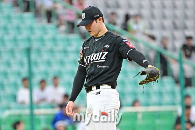 8일 인천 SSG랜더스필드에서 열린 '2025 신한 SOL BANK KBO리그' KT 위즈와 SSG랜더스 경기. KT 선발 배제성이 2회말 2사 만루에 SSG 조형우에게 볼넷을 내주고 밀어내기 실점을 허용하고 있다./마이데일리