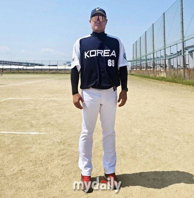 대한유소년야구연맹 21기 대표팀이 16일 쯔루하마야구장에서 일본 오사카 지역팀과의 국제교류전 2일차 경기에서 12-2로 승리했다. 최영수 일산자이언츠 유소년야구단 감독이 인터뷰를 마친 뒤 사진 촬영을 하고 있다./쯔루하마야구장(일본)=노찬혁 기자