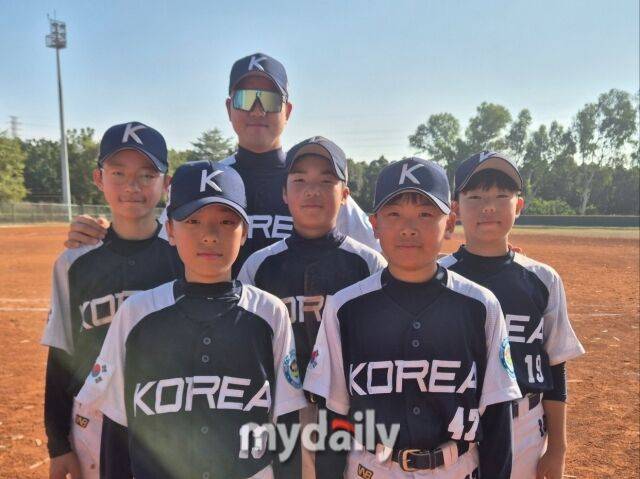 대한유소년야구연맹 21기 대표팀이 16일 쯔루하마야구장에서 일본 오사카 지역팀과의 국제교류전 2일차 경기에서 8-5로 승리했다. 도봉구유소년야구단 선수들과 김종진 감독(맨 뒤)이 사진 촬영을 하고 있다./마이데일리 DB