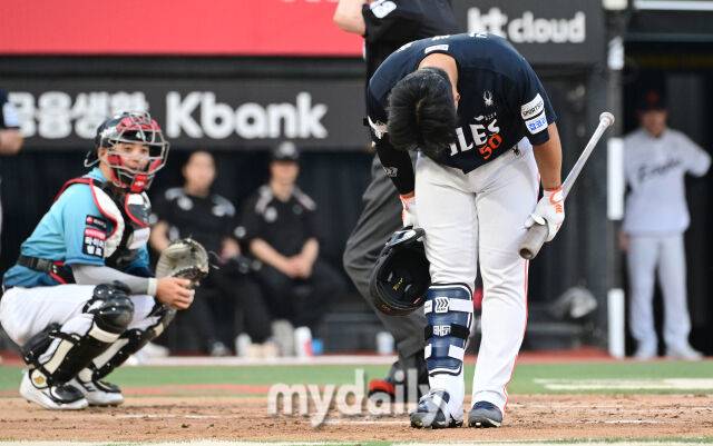 2026년 5월 15일 오후 경기도 수원KT위즈파크에서 열린 '2026 신한 SOL KBO리그' 한화 이글스와 KT 위즈의 경기. 한화 강백호가 2회초 선두타자로 나와 타격을 하기 전 헬멧을 벗고 인사하고 있다./마이데일리