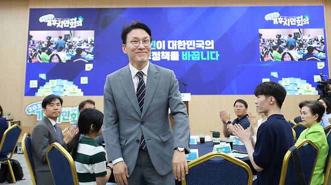 김민석 국무총리가 16일 오후 서울 강남구 역삼동 한국과학기술회관에서 열린 기후시민회의 발대식에 참석, 인사하고 있다. [연합]
