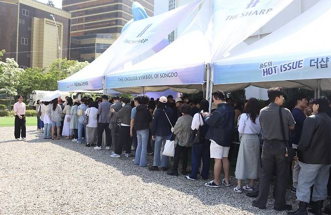 [인천=뉴시스] 이수안 인턴기자 = 14일 인턴 연수구 송도동에 마련된 '더샵 송도 그란테르' 견본주택 입구 옆으로 방문객들의 줄이 길게 늘어서 있다. *재판매 및 DB 금지
