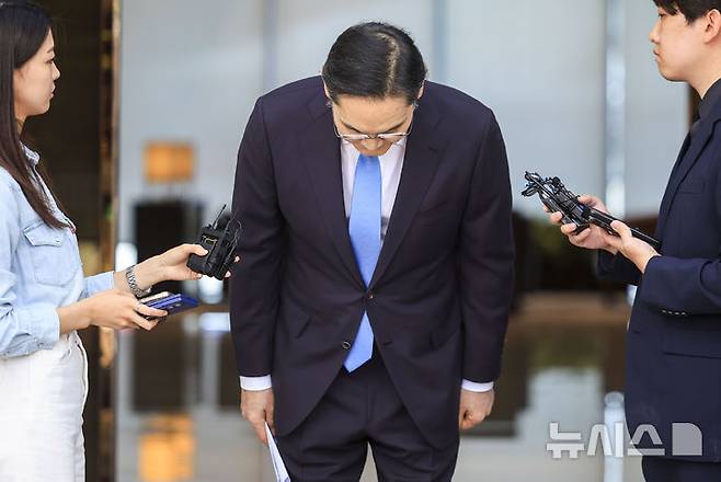 [서울=뉴시스] 정병혁 기자 = 이재용 삼성전자 회장이 16일 서울 강서구 김포국제공항 비즈니스센터로 귀국하며 취재진 앞에서 총파업이 예고된 노사 현안과 관련해 입장을 밝히며 머리를 숙이고 있다. 2026.05.16. jhope@newsis.com