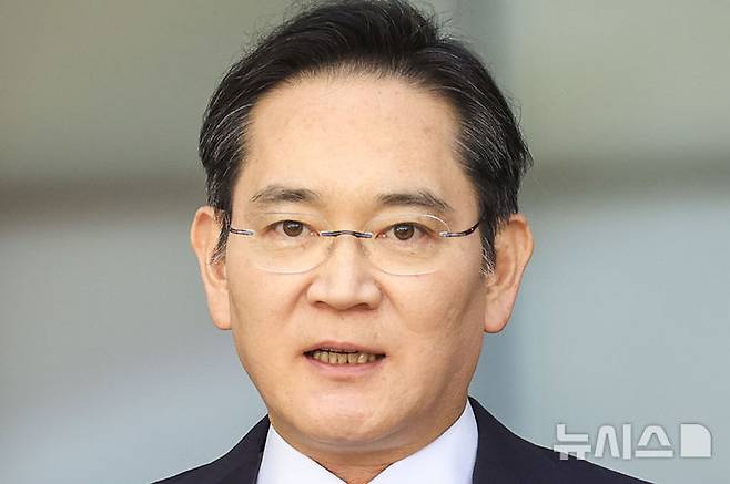 [서울=뉴시스] 정병혁 기자 = 이재용 삼성전자 회장이 16일 서울 강서구 김포국제공항 비즈니스센터로 귀국하며 취재진 앞에서 총파업이 예고된 노사 현안과 관련해 입장을 밝히고 있다. 2026.05.16. jhope@newsis.com