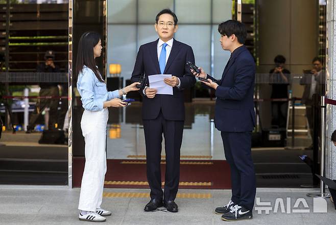 [서울=뉴시스] 정병혁 기자 = 이재용 삼성전자 회장이 16일 서울 강서구 김포국제공항 비즈니스센터로 귀국하며 취재진 앞에서 총파업이 예고된 노사 현안과 관련해 입장을 밝히고 있다. 2026.05.16. jhope@newsis.com