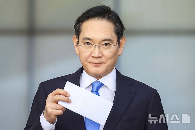 [서울=뉴시스] 정병혁 기자 = 이재용 삼성전자 회장이 16일 서울 강서구 김포국제공항 비즈니스센터로 귀국하며 취재진 앞에서 총파업이 예고된 노사 현안과 관련해 입장을 밝히고 있다. 2026.05.16. jhope@newsis.com