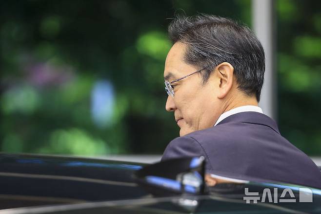 [서울=뉴시스] 정병혁 기자 = 이재용 삼성전자 회장이 16일 서울 강서구 김포국제공항 비즈니스센터로 귀국해 차량으로 이동하고 있다. 2026.05.16. jhope@newsis.com