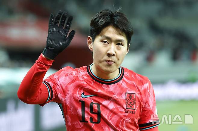 [서울=뉴시스] 정병혁 기자 = 18일 오후 서울 마포구 서울월드컵경기장에서 열린 축구 국가대표팀 평가전 대한민국과 가나의 경기, 이강인이 교체되며 관중들에게 인사를 하고 있다. 2025.11.18. jhope@newsis.com