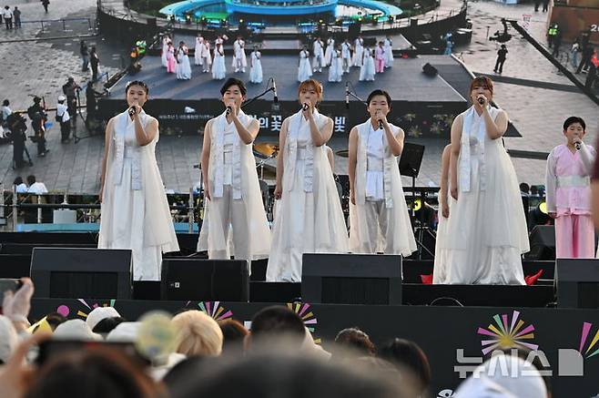 [광주=뉴시스] 이영주 기자 = 5·18민주화운동 46주기를 이틀 앞둔 16일 오후 광주 동구 5·18민주광장에서 열린 민주의밤 행사에서 떼루아 유스콰이어가 공연을 펼치고 있다. 2026.05.16. leeyj2578@newsis.com