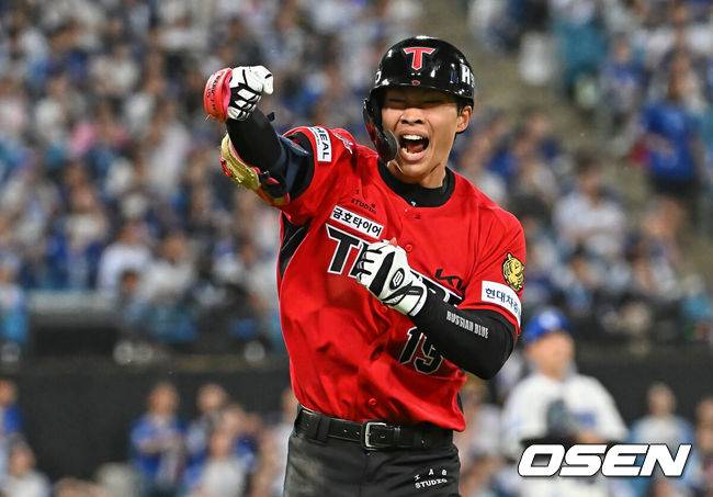 [OSEN=대구, 이석우 기자] 15일 대구삼성라이온즈파크에서 2026 신한 SOL KBO 리그 삼성 라이온즈와 KIA 타이거즈의 경기가 열렸다. 홈팀 삼성은 후라도가, 방문팀 KIA는 네일이 선발 출전했다. KIA 타이거즈 박재현이 9회초 1사 2루 우월 역전 2점 홈런을 치고 포효하고 있다. 2026.05.15 / foto0307@osen.co.kr