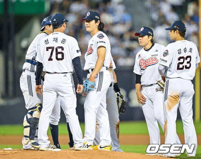 [OSEN=잠실, 민경훈 기자] 15일 서울 잠실야구장에서 ‘2026 신한 SOL Bank KBO리그’ 두산 베어스와 롯데 자이언츠의 경기가 열렸다.이날 두산은 곽빈, 롯데는 김진욱을 선발로 내세웠다.5회초 무사 주자 1,3루 롯데 레이예스 타석에서 정재훈 코치가 마운드에 올라 두산 선발 곽빈과 얘기를 나누고 있다. 2026.05.15 / rumi@osen.co.kr