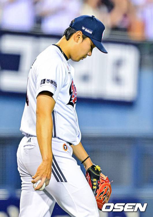 [OSEN=잠실, 민경훈 기자] 15일 서울 잠실야구장에서 ‘2026 신한 SOL Bank KBO리그’ 두산 베어스와 롯데 자이언츠의 경기가 열렸다.이날 두산은 곽빈, 롯데는 김진욱을 선발로 내세웠다.7회초 2사 주자 만루 롯데 장두성 타석에서 폭투를 던져 실점한 두산 양재훈이 고개를 떨구고 있다. 2026.05.15 / rumi@osen.co.kr