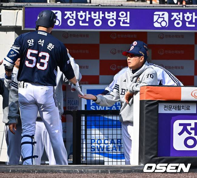 [OSEN=대전, 박준형 기자] 17일 오후 대전 한화생명볼파크에서 2026 신한 SOL KBO 리그 시범경기 한화 이글스와 두산 베어스의 경기가 진행됐다.전날 경기에서는 두산이 한화를 상대로 8-4 승리를 거뒀다.6회초 2사 두산 양석환이 동점 솔로홈런을 날리고 김원형 감독과 하이파이브를 하고 있다.      2026.03.17 / soul1014@osen.co.kr