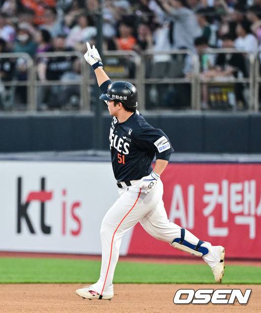 [OSEN=수원, 박준형 기자] 15일 오후 수원KT위즈파크에서 2026 신한 SOL KBO 리그 KT 위즈와 한화 이글스의 경기가 진행됐다.이날 경기에서 KT는 고영표를, 한화는 왕옌청을 선발투수로 내세웠다.4회초 1사 1루 한화 문현빈이 역전 2점 홈런을 날리고 베이스를 돌고 있다.  2026.05.15 / soul1014@osen.co.kr