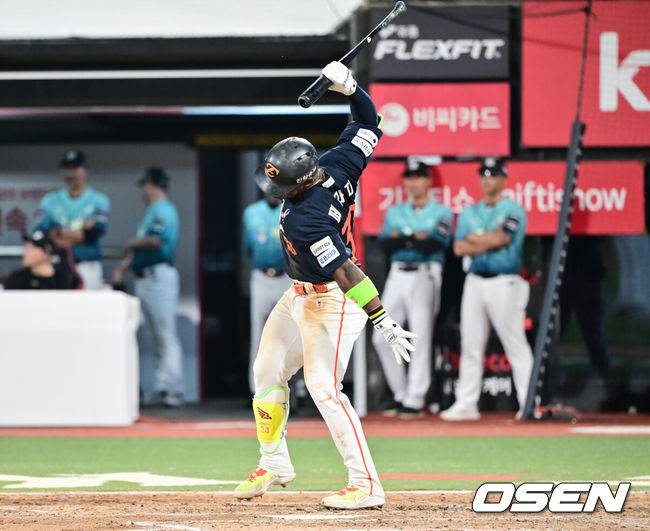 [OSEN=수원, 박준형 기자] 15일 오후 수원KT위즈파크에서 2026 신한 SOL KBO 리그 KT 위즈와 한화 이글스의 경기가 진행됐다. 8회초 2사 3루 한화 페라자가 2점 홈런을 날리고 방망이를 내던지고 있다.    2026.05.15 / soul1014@osen.co.kr