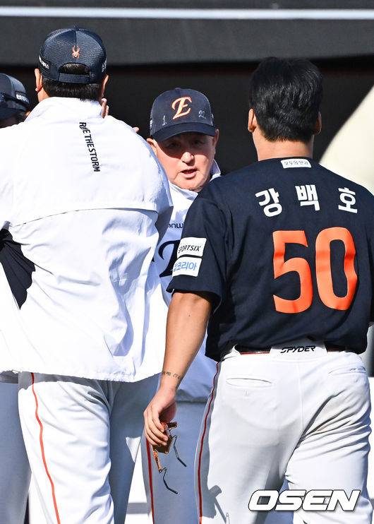 [OSEN=수원, 박준형 기자] 프로야구 한화 이글스가 뜨거운 방망이를 앞세워 KT 위즈에게 시즌 첫 3연패를 안겼다.김경문 감독이 이끄는 한화는 16일 수원 케이티위즈파크에서 열린 2026 신한 SOL KBO리그 KT와의 원정경기에서 - 대승을 거뒀다. 이날 승리로 3연승을 달린 한화는 시즌 20승(21패) 고지를 밟으면서 5할 승률을 눈앞에 뒀다. 반면 시즌 첫 3연패를 당한 KT는 24승16패1무로 1위 자리가 위태로워졌다.경기종료후 한화 김경문 감독이 강백호와 하이파이브를 하고 있다.   2026.05.16 / soul1014@osen.co.kr