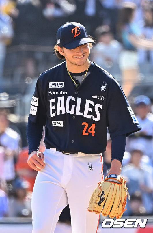 [OSEN=수원, 박준형 기자] 16일 오후 수원KT위즈파크에서 2026 신한 SOL KBO 리그 KT 위즈와 한화 이글스의 경기가 진행됐다.이날 경기에서 KT는 배제성을, 한화는 화이트를 선발투수로 내세웠다.7회말 교체 앞둔 한화 선발투수 화이트가 미소 짓고 있다.    2026.05.16 / soul1014@osen.co.kr