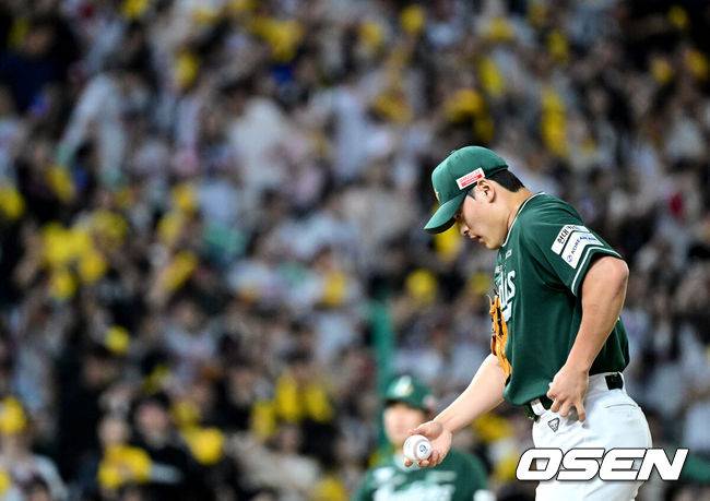 [OSEN=인천, 최규한 기자] 15일 인천 SSG랜더스필드에서 ‘2026 신한 SOL Bank KBO리그’ SSG 랜더스와 LG 트윈스의 경기가 열렸다.홈팀 SSG는 히라모토 긴지로, 방문팀 LG는 요니 치리노스를 선발로 내세웠다.9회초 1사 만루 상황 LG 홍창기에게 밀어내기 볼넷을 내준 SSG 조병현이 다음 투구를 준비하고 있다. 2026.05.15 / dreamer@osen.co.kr