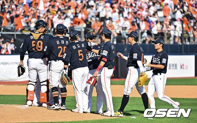 [OSEN=수원, 박준형 기자] 프로야구 한화 이글스가 뜨거운 방망이를 앞세워 KT 위즈에게 시즌 첫 3연패를 안겼다.김경문 감독이 이끄는 한화는 16일 수원 케이티위즈파크에서 열린 2026 신한 SOL KBO리그 KT와의 원정경기에서 - 대승을 거뒀다. 이날 승리로 3연승을 달린 한화는 시즌 20승(21패) 고지를 밟으면서 5할 승률을 눈앞에 뒀다. 반면 시즌 첫 3연패를 당한 KT는 24승16패1무로 1위 자리가 위태로워졌다.경기종료후 한화 선수들이 승리의 기쁨을 나누고 있다.   2026.05.16 / soul1014@osen.co.kr