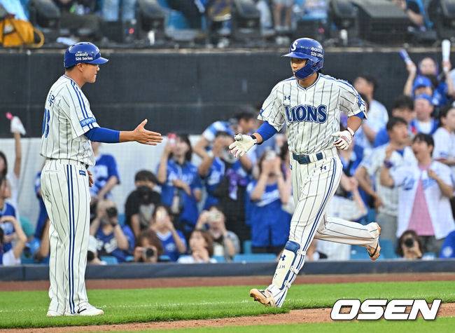 [OSEN=대구, 이석우 기자] 16일 대구삼성라이온즈파크에서 2026 신한 SOL KBO 리그 삼성 라이온즈와 KIA 타이거즈의 경기가 열렸다. 홈팀 삼성은 오러클린이, 방문팀 KIA는 이의리가 선발 출전했다. 삼성 라이온즈 이재현이 6회말 2사 2루 좌월 2점 홈런을 치고 하이파이브를 하고 있다. 2026.05.16 / foto0307@osen.co.kr