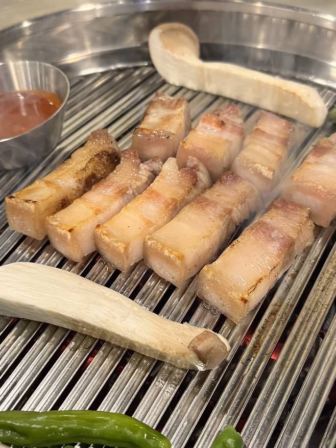 ‘담육’ 초벌구이 돼 나온 삼겹살.