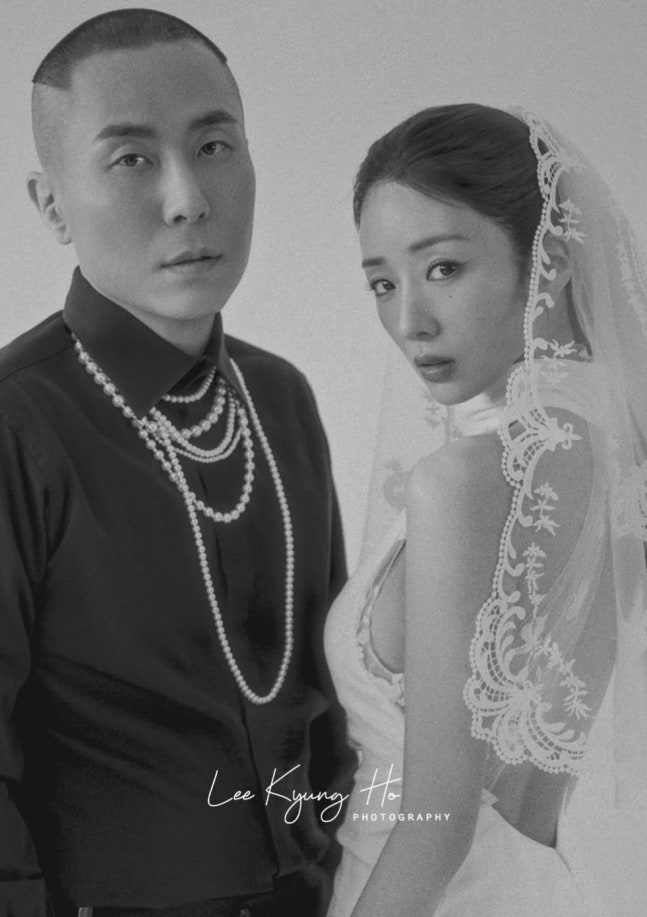 16일(오늘) 결혼식을 올리는 걸그룹 에이핑크 멤버 윤보미(오른쪽)와 프로듀서 라도 웨딩 화보. 사진 leekyungho_photograph 인스타그램 캡쳐