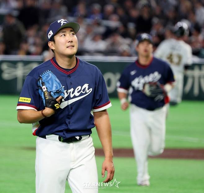 손주영이 지난 3월 9일 도쿄돔에서 열린 2026 WBC 도쿄 POOL 호주전에 선발 등판해 1회를 마친 뒤 더그아웃으로 향하고 있다. /사진=강영조 선임기자