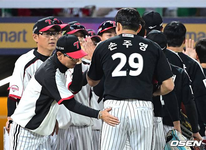 염경엽 LG 트윈스 감독(왼쪽)이 15일 SSG 랜더스와 방문경기에서 팀 승리를 지켜낸 뒤 손주영의 엉덩이를 토닥이고 있다.