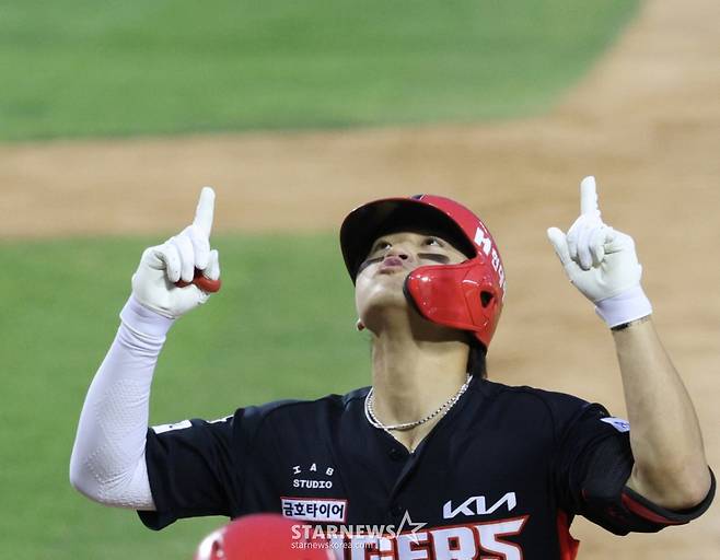 2026 신한 SOL KBO리그 두산 베어스 대 KIA 타이거즈 경기가 18일 서울 잠실야구장에서 열렸다. KIA 김도영이 8회초 1사 2루에서 두산 김택연을 상대로 역전 2점 홈런을 날리고 홈인하고 있다. /사진=김진경 대기자