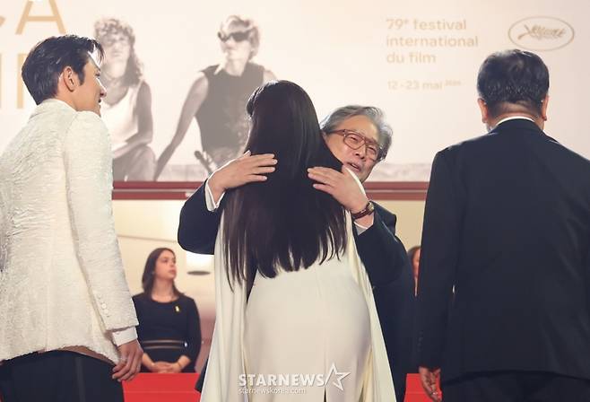 (칸=뉴스1) 이준성 특파원 = 16일(현지시간) 프랑스 남부 소도시 칸 팔레 데 페스티발(Palais des Festivals) 뤼미에르 대극장에서 열린 제79회 칸 국제영화제 미드나잇 스크리닝 초청작 ‘군체’ 공식 시사회에서 경쟁부문 심사위원장을 맡은 박찬욱 감독이 배우 전지현과 포옹하고 있다. 2026.5.16/뉴스1  Copyright (C) 뉴스1. All rights reserved. 무단 전재 및 재배포,  AI학습 이용 금지. /사진=(칸=뉴스1) 이준성 특파원