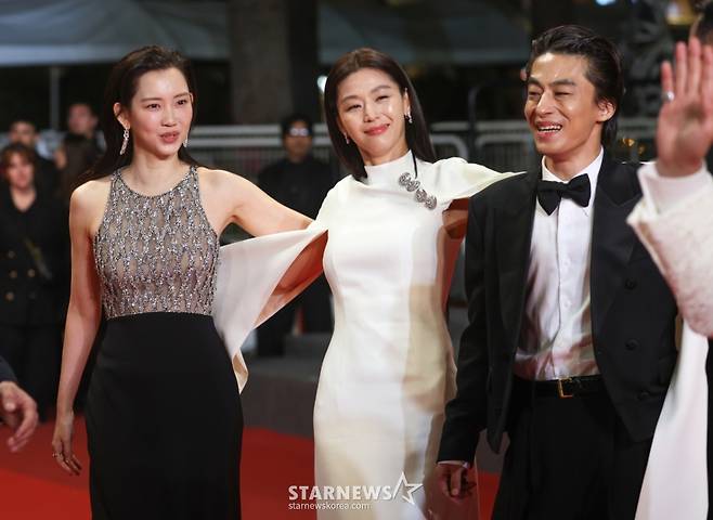 (칸=뉴스1) 이준성 특파원 = 배우 신현빈, 전지현, 구교환이 16일(현지시간) 프랑스 남부 소도시 칸 팔레 데 페스티발(Palais des Festivals) 뤼미에르 대극장에서 열린 제79회 칸 국제영화제 미드나잇 스크리닝 초청작 ‘군체’ 공식 시사회 레드카펫에 올라 포즈를 취하고 있다. 2026.5.16/뉴스1  Copyright (C) 뉴스1. All rights reserved. 무단 전재 및 재배포,  AI학습 이용 금지. /사진=(칸=뉴스1) 이준성 특파원