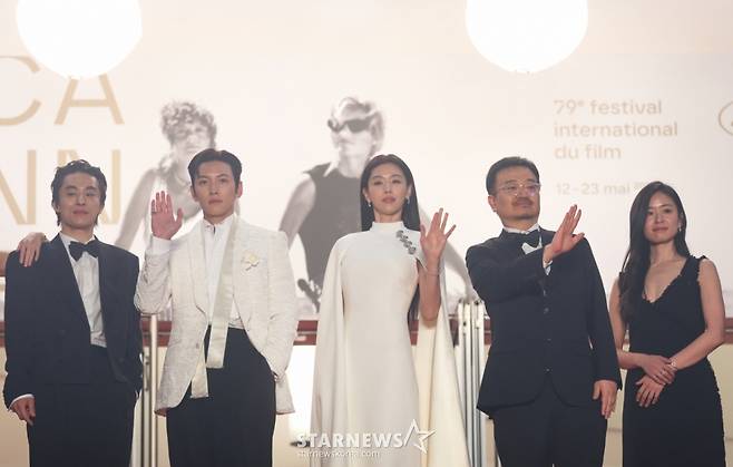 (칸=뉴스1) 이준성 특파원 = 16일(현지시간) 프랑스 남부 소도시 칸 팔레 데 페스티발(Palais des Festivals) 뤼미에르 대극장에서 열린 제79회 칸 국제영화제 미드나잇 스크리닝 초청작 ‘군체’ 공식 시사회에서 연상호 감독과 주연배우 전지현, 지창욱 등 출연진이 레드카펫에 올라 손 인사를 하고 있다. 2026.5.16/뉴스1  Copyright (C) 뉴스1. All rights reserved. 무단 전재 및 재배포,  AI학습 이용 금지. /사진=(칸=뉴스1) 이준성 특파원