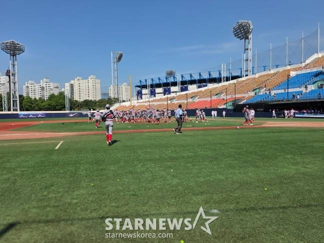 충암고 야구부가 16일 서울 목동야구장에서 열린 제80회 황금사자기 전국고교야구대회 결승전에서 대전고를 10-4로 꺾고 우승을 차지했다. /사진=김동윤 기자