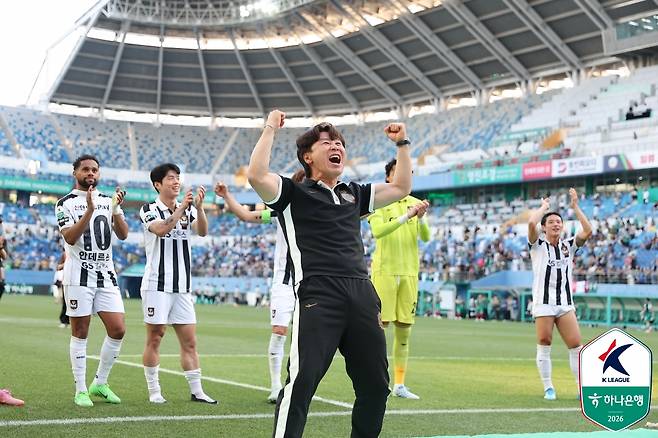 16일 대전월드컵경기장에서 열린 대전하나시티즌전 승리 후 팬들과 기뻐하고 있는 김기동 FC서울 감독. /사진=한국프로축구연맹 제공