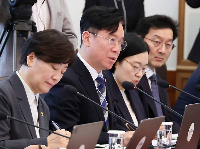 시장에선 정부가 삼성전자 노조의 협상에 개입할 것이란 전망이 나온다. 가장 유력한 방안으로 거론되는 것은 '긴급조정권' 발동이다. 사진은 김영훈 고용노동부 장관. [사진 | 뉴시스]