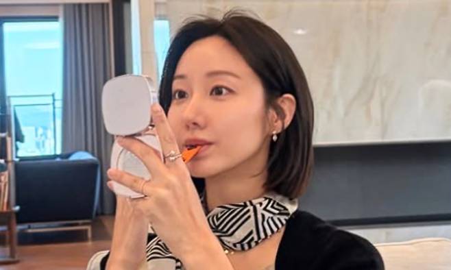 Actress Han Groo showcased her unchanging beauty while revealing her summer self-care philosophy of prioritizing health through her social media. Han Groo practices a healthy lifestyle by emphasizing vegetable intake and consistent stretching instead of extreme dieting.In the released photos, Han Groo boasted a toned physique and sharp jawline despite her simple outfit of a beige knit sweater and jeans. She mentioned that unlike in the past, taking care of ones physical condition is important, encouraging the public to practice healthy self-care.Han Groo, a single mom raising twins alone, has recently appeared on variety shows to connect with the public by sharing her honest and cheerful daily life. She has garnered attention for her quirky charm, such as confessing her unexpected taste of secretly watching R-rated movies behind her childrens backs and candidly revealing her ideal type.Born in 1992, Han Groo debuted as a singer in 2011 and has since been active as an actress in various works, including *Marriage Not Dating* and *A Warm Word*. Since announcing her divorce in 2022, she is currently raising two children and continuing her active career.