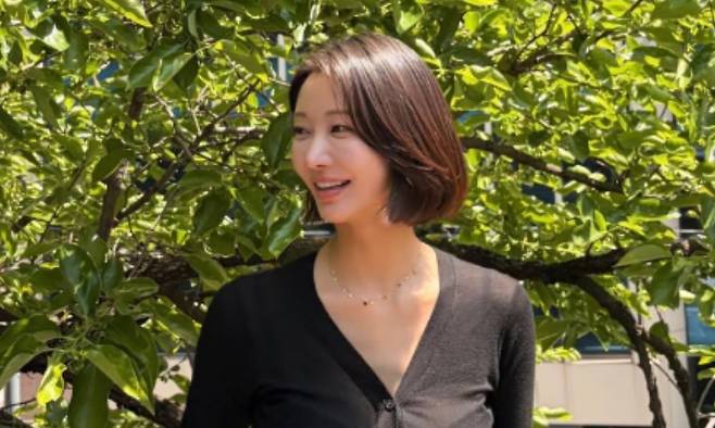 Actress Han Groo showcased her unchanging beauty while revealing her summer self-care philosophy of prioritizing health through her social media. Han Groo practices a healthy lifestyle by emphasizing vegetable intake and consistent stretching instead of extreme dieting.In the released photos, Han Groo boasted a toned physique and sharp jawline despite her simple outfit of a beige knit sweater and jeans. She mentioned that unlike in the past, taking care of ones physical condition is important, encouraging the public to practice healthy self-care.Han Groo, a single mom raising twins alone, has recently appeared on variety shows to connect with the public by sharing her honest and cheerful daily life. She has garnered attention for her quirky charm, such as confessing her unexpected taste of secretly watching R-rated movies behind her childrens backs and candidly revealing her ideal type.Born in 1992, Han Groo debuted as a singer in 2011 and has since been active as an actress in various works, including *Marriage Not Dating* and *A Warm Word*. Since announcing her divorce in 2022, she is currently raising two children and continuing her active career.