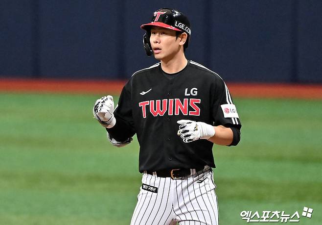 5일 오후 서울 구로구 고척스카이돔에서 열린 '2026 신한 SOL Bank KBO리그' LG 트윈스와 키움 히어로즈의 경기, 1회초 LG 홍창기가 우전안타를 날리고 있다. 엑스포츠뉴스 DB