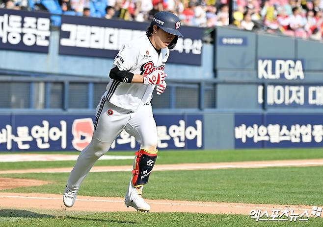 두산 베어스 내야수 박준순이 16일 서울 잠실야구장에서 열리는  2026 신한 SOL KBO리그 롯데 자이언츠와의 정규시즌 5차전을 앞두고 1군 엔트리에서 제외됐다. 박준순은 15일 경기를 마친 뒤 오른쪽 허벅지에 불편함을 느꼈고, 16일 병원 검진에서 오른쪽 허벅지 전면부 근육 부분 손상 진단을 받았다. 엑스포츠뉴스 DB