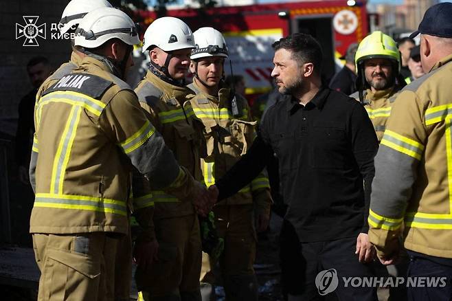 키이우 아파트 붕괴현장 지휘하는 젤렌스키 대통령 [로이터 연합뉴스 자료사진. 재배포 및 DB 금지]